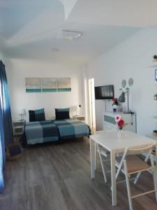 大加那利岛拉斯帕尔马斯Vista Canteras的卧室配有一张床和一张桌子