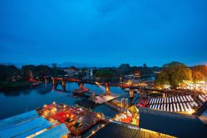 北碧River Kwai View Hotel - SHA Extra Plus Certified的享有夜间河景