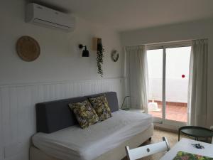 帕尔马海滩纳丁别墅公寓式酒店的带沙发和窗户的客厅