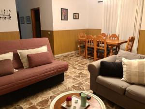 IsoraVv. Casa La Fuente II的客厅配有两张沙发和一张桌子