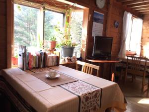 利根pension ぽかぽか（poka poka）的一间房间,配有桌子和书籍
