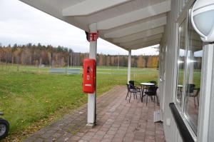 阿灵索斯Alingsås Golfklubb的大楼一侧的红色邮箱