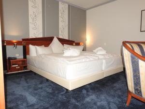 巴特弗兰肯豪森巴特弗兰肯豪森住宅酒店的卧室配有一张带白色床单和枕头的大床。