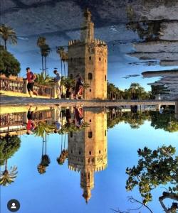 塞维利亚San Lorenzo en Esencia的水体中塔的反射