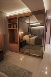 波多韦柳奥斯卡行政酒店的一间卧室配有一张床和一面大镜子