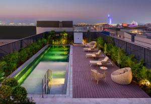 迪拜Millennium Al Barsha的建筑物屋顶上的游泳池