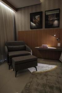 波多韦柳奥斯卡行政酒店的客厅配有沙发和椅子