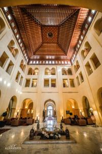 哈马马特阿罕布拉海水浴酒店的大型大堂设有大型天花板和喷泉