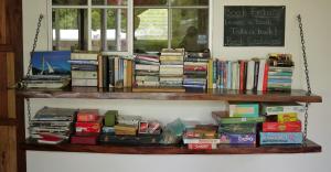 莫约加尔帕Hospedaje Soma Ometepe Hotel的墙上书架上满是书籍