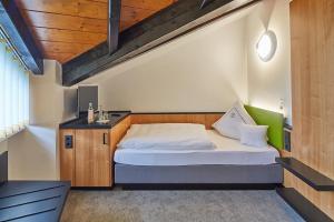 洛马尔纳法斯乡村酒店的一间卧室配有一张大床和木制床头板