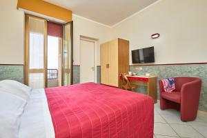 基安奇安诺泰尔梅Santa Caterina Hotel & Bike的酒店客房配有红色的床和红色椅子