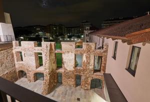 都灵Hotel Cascina Fossata & Residence的夜间从空中欣赏大楼的景色