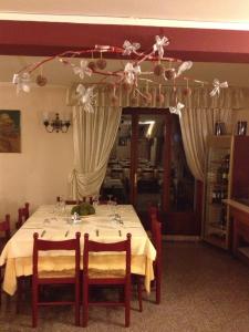 克鲁斯安湖阿尔伯格彭塔德尔斯特酒店的餐桌、白色桌布和椅子