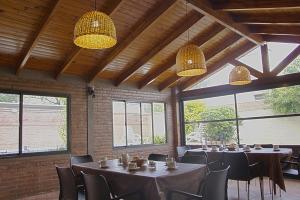 维拉卡洛斯帕兹Casa Decla的用餐室设有桌椅和窗户。