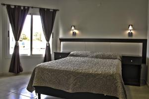 维拉卡洛斯帕兹Casa Decla的一间卧室设有一张床和一个大窗户