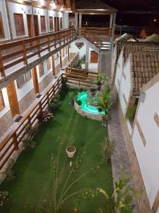 瓜拉廷格塔Pousada Vista Alegre的享有庭院空中景色,位于一座带池塘的建筑中