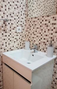 波尔图布拉加斯一室公寓的浴室设有白色水槽和镜子