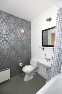吕瑟希尔峡湾酒店的一间带卫生间、水槽和镜子的浴室