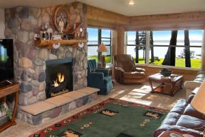WalkerLeech Lake Resort Bed & Breakfast的客厅设有大型石制壁炉