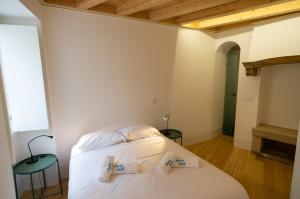 科英布拉Change The World Hostels - Coimbra - Almedina的卧室配有白色的床和2个枕头