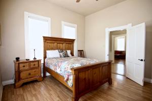新布朗费尔斯Roses Haus的一间卧室配有一张床、一个梳妆台和两个窗户。