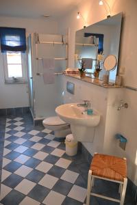普雷罗Wolffsbau的一间带水槽和卫生间的浴室