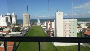 纳韦甘蒂斯Apto em Navegantes - Gravatá - 200m da praia - 5 km Beto Carrero的从大楼的阳台上可欣赏到城市景观