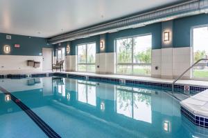 阿伦派克Holiday Inn Express & Suites Allen Park, an IHG Hotel的大楼内一个蓝色的大型游泳池
