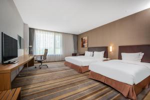 鄂尔多斯鄂尔多斯东胜智选假日酒店的酒店客房设有两张床和一台平面电视。