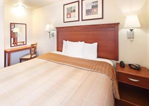 费耶特维尔烛木套房酒店客房内的一张或多张床位
