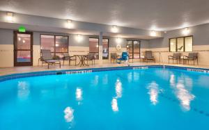 埃尔帕索埃尔帕索I-10东部智选假日酒店的蓝色的大游泳池,位于酒店客房内