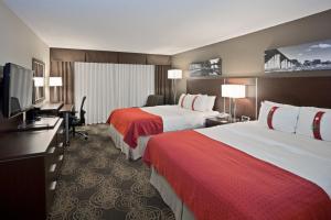 苏福尔斯苏福尔斯市中心假日酒店的酒店客房设有两张床和一台平面电视。
