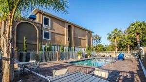 代托纳海滩代托纳海滩智选假日酒店的一座带游泳池和棕榈树的房子