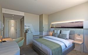 美因河畔法兰克福法兰克福机场假日酒店的一间带大床的卧室和一间厨房