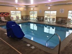 丹维尔Holiday Inn Express & Suites Danville, an IHG Hotel的大楼内一个蓝色的大型游泳池