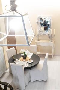 博洛尼亚Beauty Case intimate, quiet and central apartment的一间带桌椅和镜子的用餐室