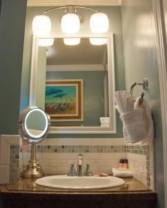 卡皮托拉Capitola Beach Suites的一间带水槽和镜子的浴室