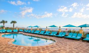 大西洋滩One Ocean Resort and Spa的一个带蓝色躺椅和遮阳伞的游泳池