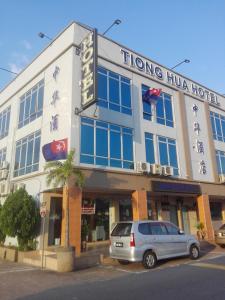 士姑来TIONG HUA HOTEL的停在酒店前的银色汽车