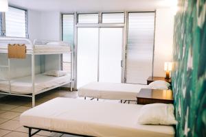 威基基海滨旅馆客房内的一张或多张双层床
