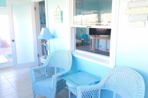 格罗弗海滩Short walk to beach 3 br 2 bath restored 1935 home的两个柳条椅和一张桌子