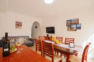 圣伊西德罗Ifara 22的客厅设有餐桌和酒杯