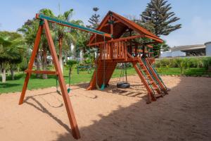 阿加迪尔Odyssee Park Hotel的公园内一个带木游戏结构的游乐场