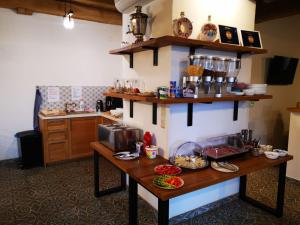 雷德尼斯Vila Lednice的厨房配有餐桌和食物