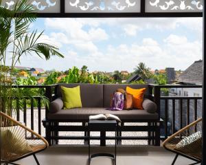 塞米亚克Avani Seminyak Bali Resort的美景阳台的沙发