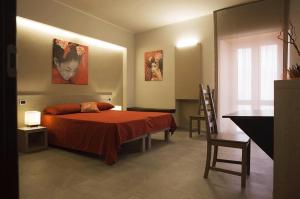 巴列塔艾尔桑特罗罗斯托里科住宿加早餐酒店的一间卧室配有一张红色棉被的床