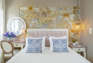 斯卡拉伯塔麦斯anastasia studios的一间卧室配有一张带蓝色和白色枕头的床