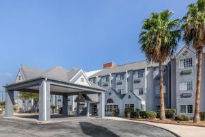 圣安东尼奥市中心集市广场骑士旅馆的一座楼前有棕榈树的酒店