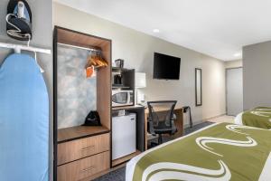 圣安东尼奥市中心集市广场骑士旅馆的配有一张床和一张书桌的酒店客房