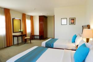 宿务花旗公园酒店的酒店客房配有两张床和一张书桌